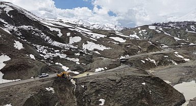 Bingöl'de heyelan sonucu çöken ve kayan yolda çalışmalar başladı