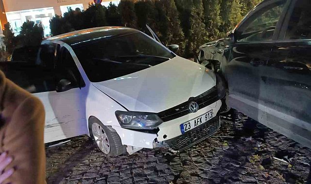 Bingöl'de iki otomobil çarpıştı: 4 yaralı