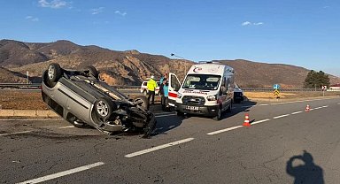 Bingöl'de otomobil takla attı: 2 yaralı