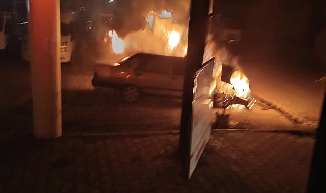 Bingöl'de park halindeki araç alevlere teslim oldu