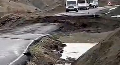 Bingöl'de toprak kayması sonucu yol çöktü: Ulaşım durdu