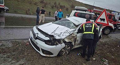 Bingöl'de trafik kazası : 1 ölü 2 yaralı