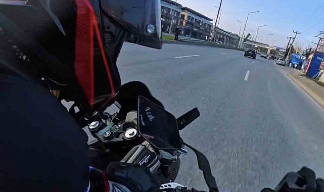 Bir anda şerit değiştirdi, motosikletler çarpıştı