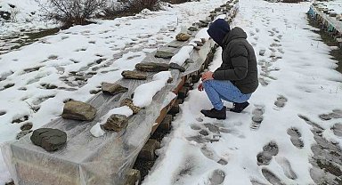 Birincilik getiren arılarını kış şartlarında özenle koruyor