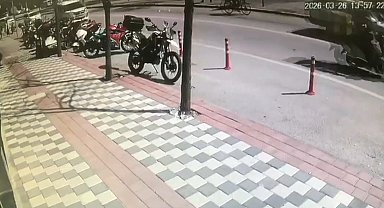 Bisikletli vatandaşın cebinden paralar yola saçıldı, duyarlı esnaf toplayıp sahibini beklemeye başladı