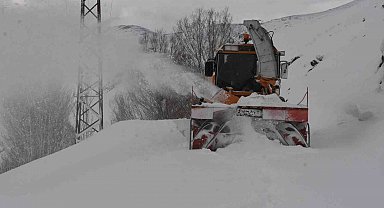 Bitlis'te 6,5 metrelik kar yağışına rağmen 20 bin kilometre yol açıldı