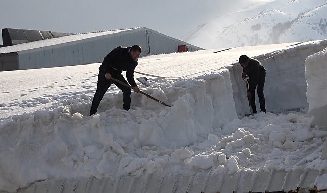 Bitlis'te çatılarda yoğun mesai