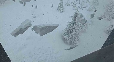 Bitlis'te çatılardaki kar tehlikesi devam ediyor