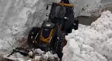 Bitlis'te çığ ve heyelan meydana geldi