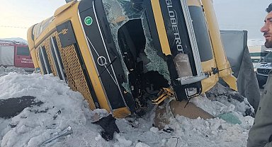 Bitlis'te iki tır devrildi, 1 kişi yaralandı