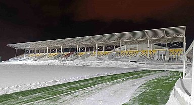 Bitlis'te karla kaplı stat temizlendi