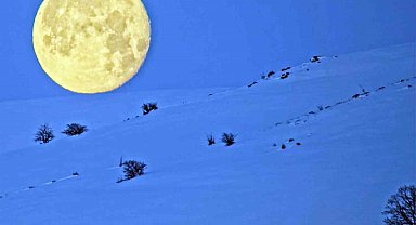 Bitlis'te karlı dağlarla bütünleşen ay manzarası mest etti