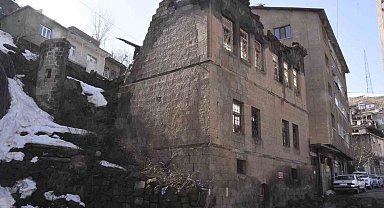 Bitlis'te tarihi evler kışın ardından alarm veriyor