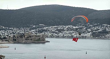Bodrum semalarında 18 mart mesajı: Dev Türk bayrağıyla anlamlı uçuş