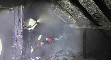 Bolu'da bacadan çıkan yangın 2 katlı evin çatısını sardı