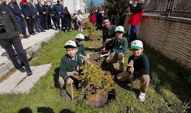 Bolu'da ilkokul öğrencileri fidan dikti