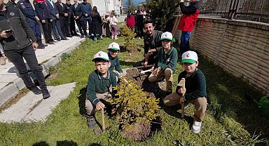 Bolu'da ilkokul öğrencileri fidan dikti