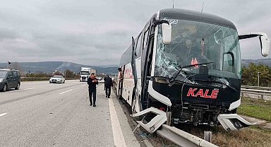 Bolu'da yolcu otobüsü ile çarpışan tır refüje savruldu