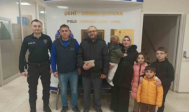 Bulduğu para dolu çantayı polise teslim etti