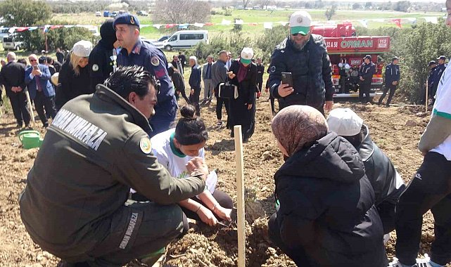 Burdur'da zeytin ve fıstıkçamı fidanları toprakla buluştu