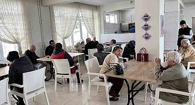 Burhaniye' de Halk İnisiyatifinden huzurevi ziyareti