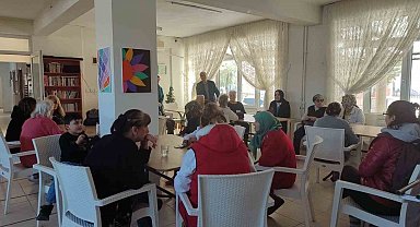 Burhaniye'de huzurevindeki yaşlıları sevindirdiler