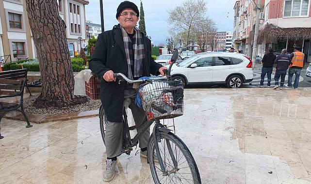 Burhaniye'de yaşlı adam her yere bisikletle gidiyor