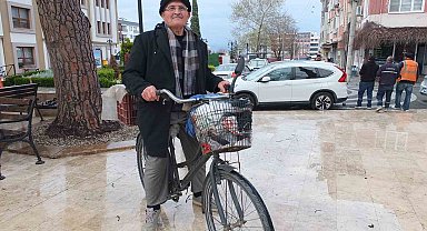 Burhaniye'de yaşlı adam her yere bisikletle gidiyor