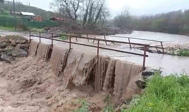 Bursa'da aşırı yağışlar köprüyü trafiğe kapattı