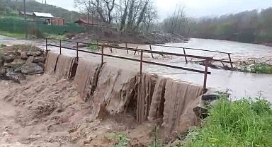 Bursa'da aşırı yağışlar köprüyü trafiğe kapattı