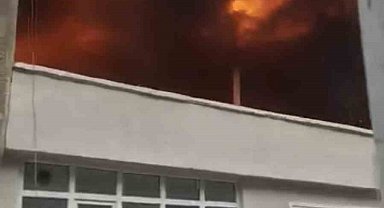 Bursa'da binanın çatısı alevlere teslim oldu