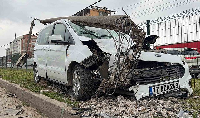 Bursa'da direğe çarpan otomobildeki, 2 kişi yaralandı