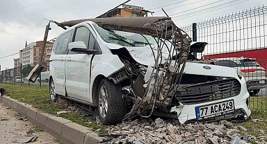 Bursa'da direğe çarpan otomobildeki, 2 kişi yaralandı