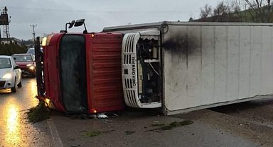 Bursa'da direksiyon hakimiyetini kaybeden sürücü fabrikaya çarptı: 2 yaralı