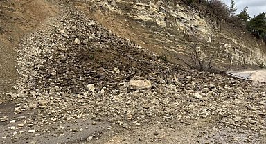 Bursa'da heyelan yolu kapattı