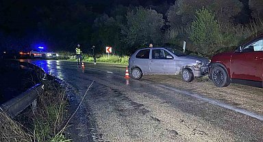 Bursa'da iki otomobil çarpıştı: 1 kişi yaralandı, 11 aylık bebek faciadan döndü