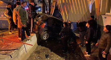 Bursa'da kontrolden çıkan araç apartmanın bahçesine savruldu