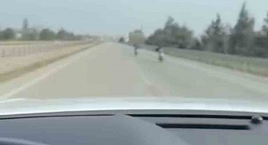 Bursa'da motor üstünde yatarak tehlikeli yolculuk