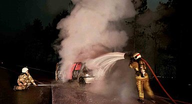 Bursa'da seyir halindeki otomobil alev alev yandı