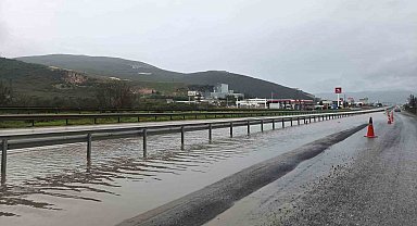 Bursa'da su birikintisine giren otomobil mahsur kaldı