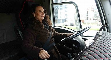 Büyük araçlara küçüklüğünden beri hayranlık duyan Buket, 3 yıldır ağır vasıta eğitmenliği yapıyor