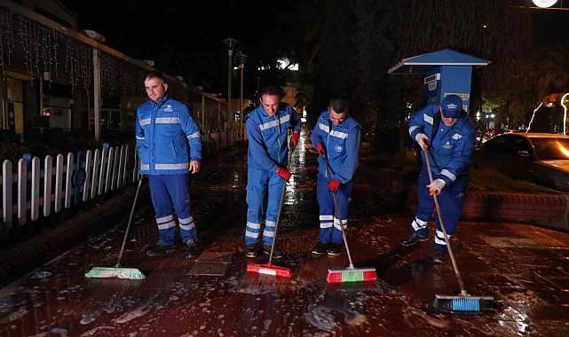 Büyükşehir ekipleri gece boyunca temizlik çalışması gerçekleştirdi