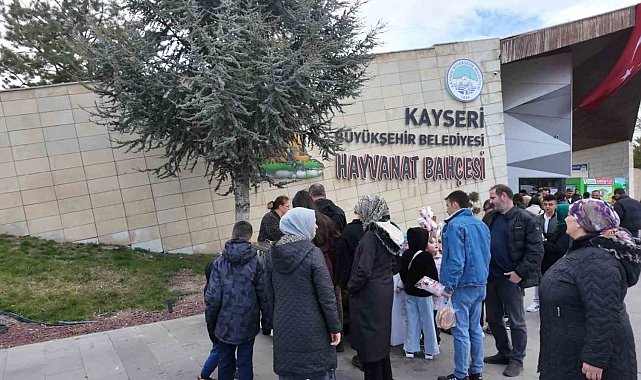 Büyükşehirin hayvanat bahçesi bayramda doldu taştı
