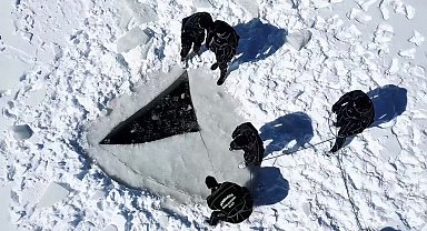 Buzla kaplı gölette nefes kesen dalış