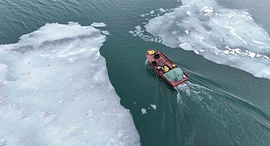 Buzların çözülmeye başladığı Nazik Gölü'nde balıkçı tekneleri yeniden suya indi