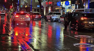Cadde ortasında dehşet anları: Tekme ve yumruklarla feci şekilde darbedildi