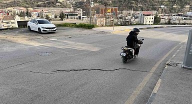 Cadde yolunda oluşan çatlaklıklar tehlike oluşturuyor