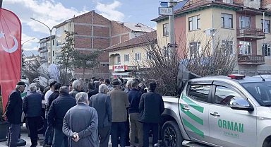 Cami önünde dağıtılan 2 bin fidan dakikalar içerisinde tükendi