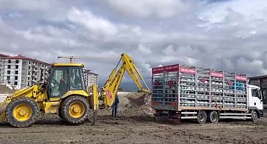 Çamura saplanan tüp yüklü kamyon kepçeyle kurtarıldı