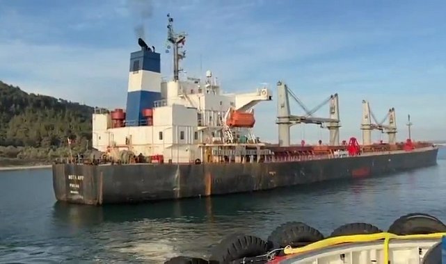 Çanakkale Boğazı'nda makina arızası yapan gemi karaya oturdu